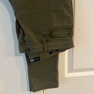 Army color, green pants skinny style